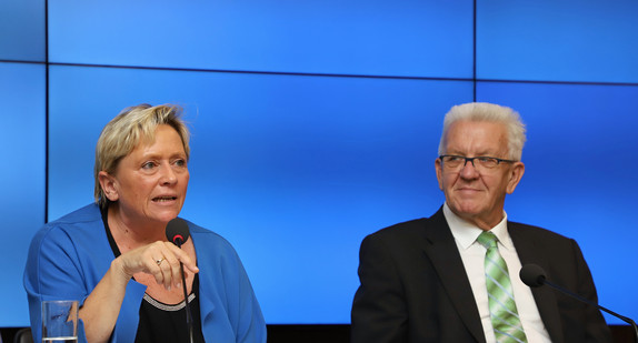 Ministerpräsident Winfried Kretschmann (r.) und Kultusministerin Susanne Eisenmann (l.) (Bild: Staatsministerium Baden-Württemberg)