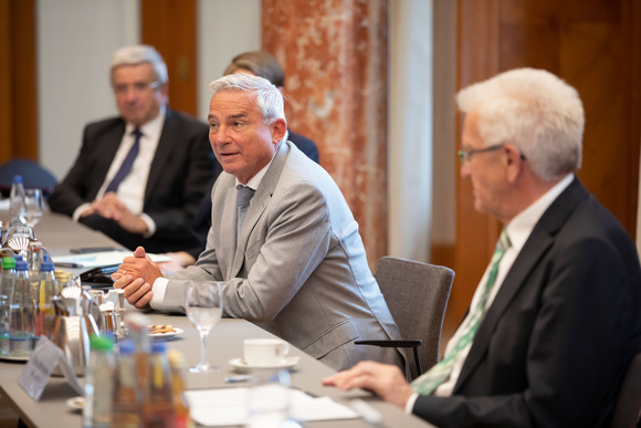 Ministerpräsident Winfried Kretschmann und Innenminister Thomas Strobl im Gespräch mit den Einsatzkräften am vergangenen Wochenende in Stuttgart (Bild: Staatsministerium Baden-Württemberg)