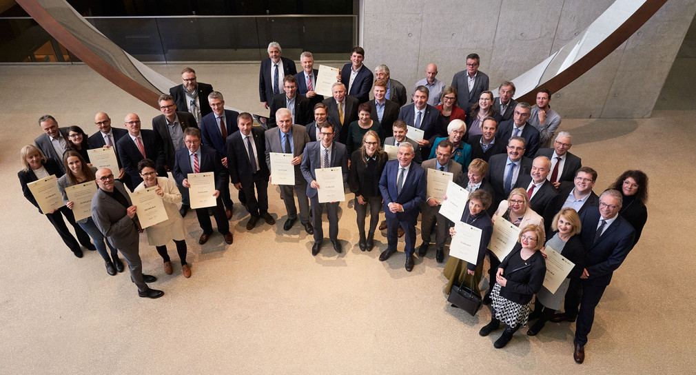 Gruppenbild der 29 Preisträger der Future Communities 2019 mit Digitalisierungsminister Thomas Strobl. (Bild: Steffen Schmid)