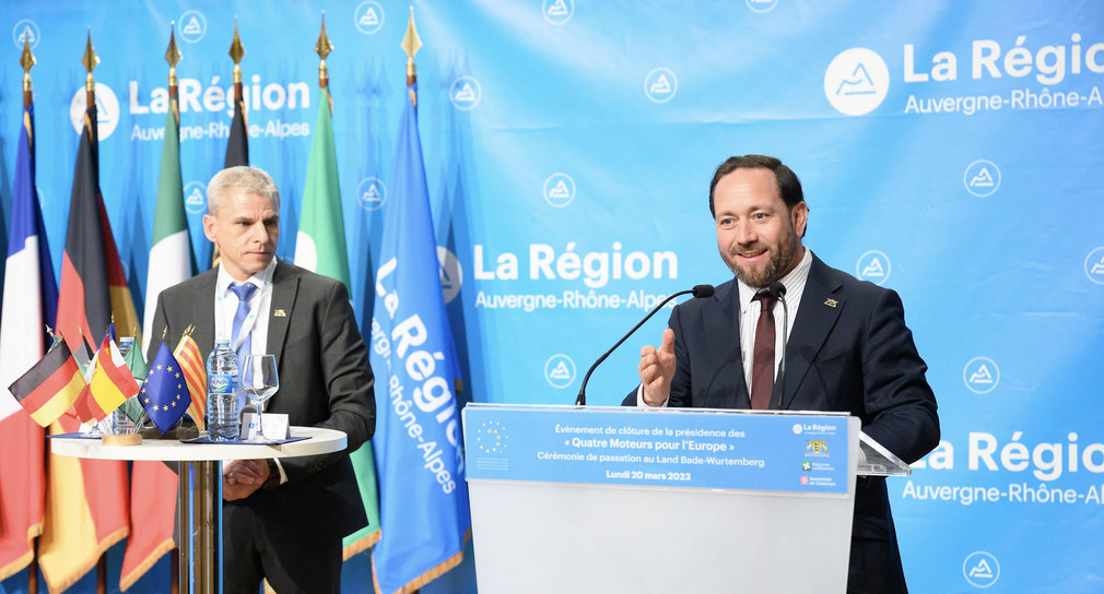Europastaatssekretär Florian Hassler (rechts) und Wirtschaftsstaatssekretär Dr. Patrick Rapp (links) bei der Übernahme der Präsidentschaft der „Vier Motoren für Europa“ am 20. März 2023 in Lyon