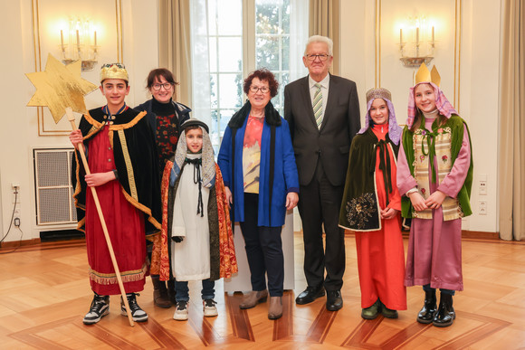 Ministerpräsident Winfried Kretschmann und seine Ehefrau Gerlinde mit der Sternsingergruppe der Seelsorgeeinheit Markgräflerland, Erzdiözese Freiburg.