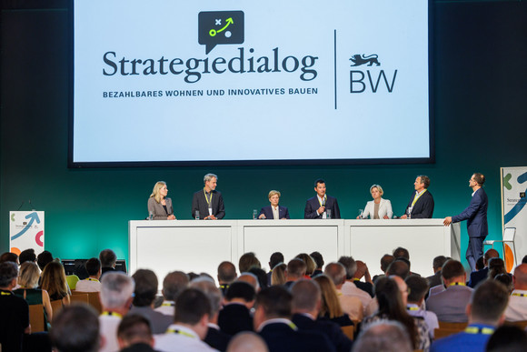 Podiumsdiskussion mit den Ministerinnen Nicole Razavi, Dr. Nicole Hoffmeister Kraut und Thekla Walker sowie den Co-Vorsitzenden der Themensäulen, Tim von Winning, Prof. Dirk Hebel und Dr. Albert Dürr