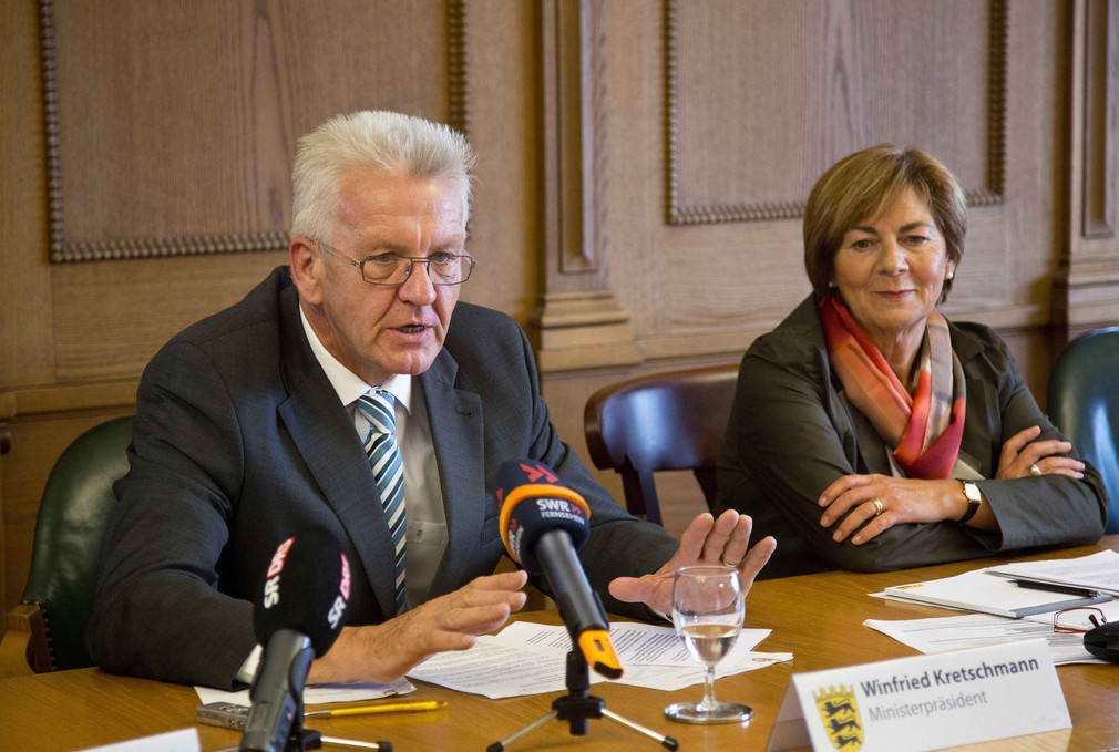 Ministerpräsident Winfried Kretschmann (l.) und Ursula Hafner-Wipf (r.), Gesundheitsdirektorin  des Kantons Schaffhausen, bei einer Pressekonferenz in Schaffhausen