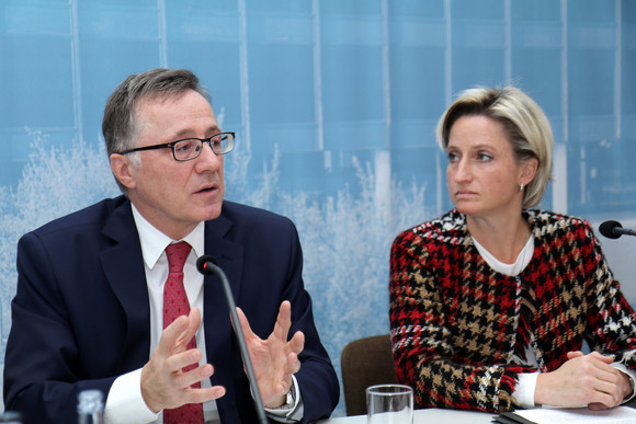 Der neue Technologiebeauftragte des Landes, Prof. Dr. Wilhelm Bauer (l.) und Wirtschaftsministerin Dr. Nicole Hoffmeister-Kraut (r.) bei der Regierungspressekonferenz