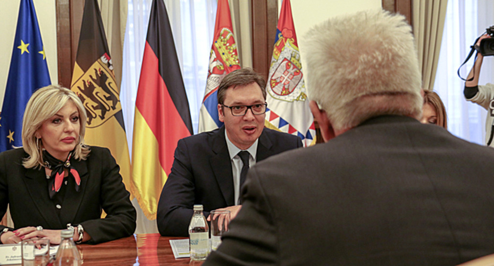 Ministerpräsident Winfried Kretschmann (r.) im Gespräch mit dem serbischen Staatspräsidenten Aleksandar Vučić am 16. April 2018 in Belgrad (M.)