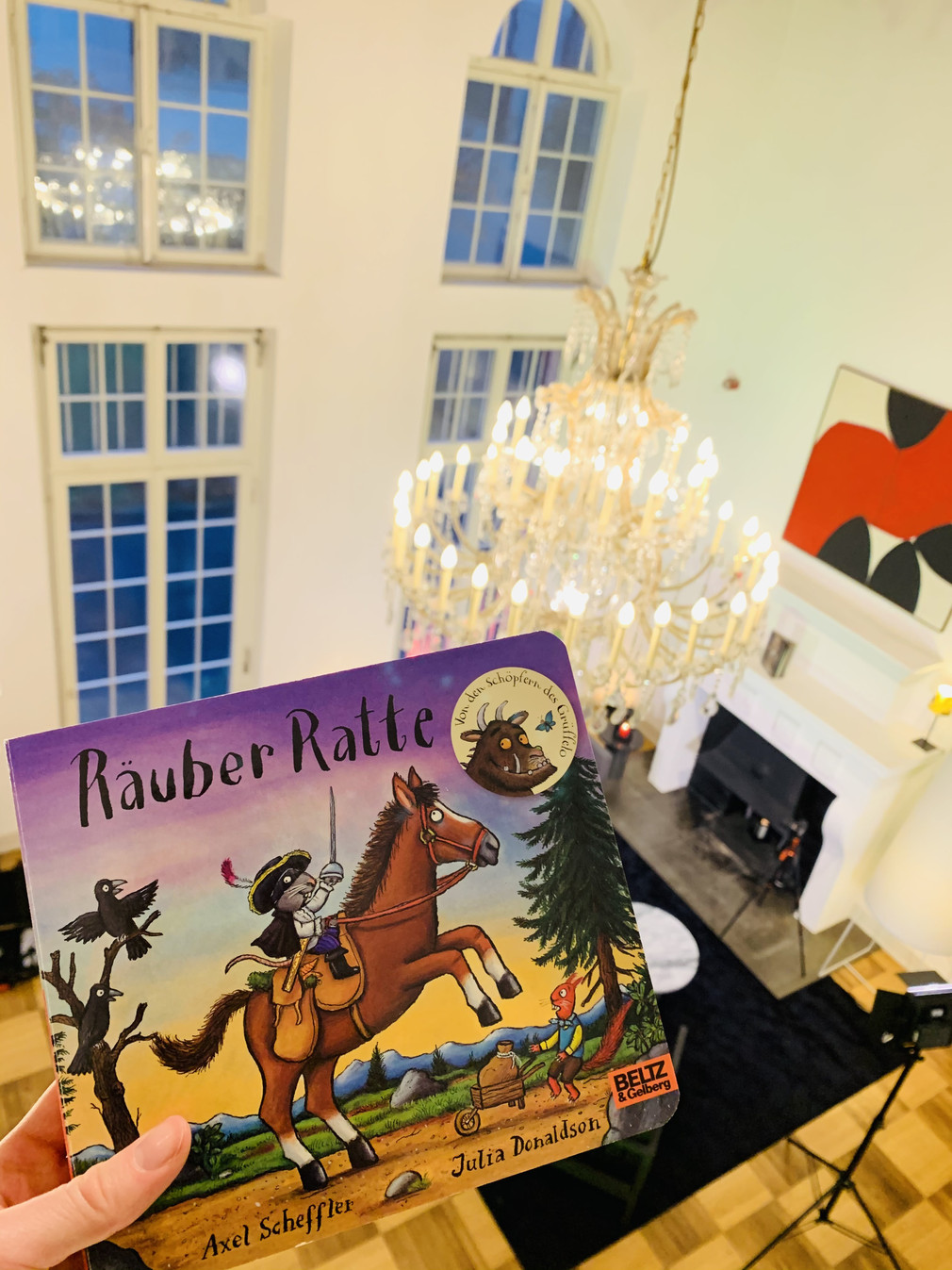 Ministerpräsident Winfried Kretschmann beteiligt sich am Bundesweiten Vorlesetag und liest die Geschichte von „Räuber Ratte“ aus der Feder der Autoren Julia Donaldson und Axel Scheffler. 