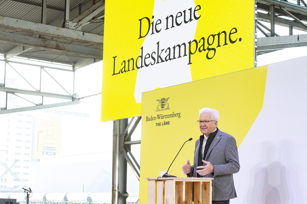 Ministerpräsident Winfried Kretschmann bei der Pressekonferenz im Hafen Stuttgart
