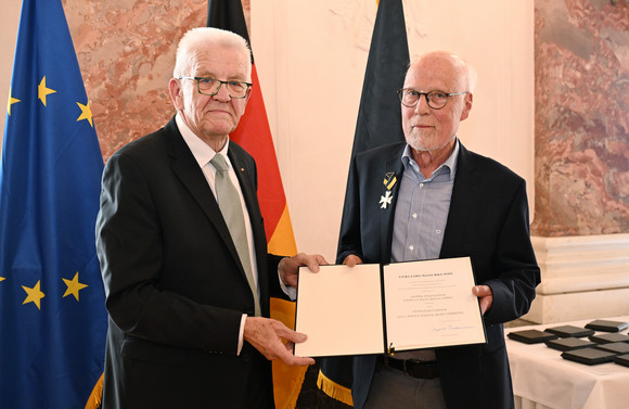 Auszeichnung Verdienstorden des Landes an 24 verdiente Persönlichkeiten Ministerpräsident Winfried Kretschmann (links) und Prof. Hans-Ulrich Weth-Häbel (rechts)