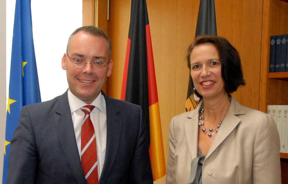 Minister Peter Friedrich (l.) und die schweizerische Botschafterin Christine Schraner Burgener (r.) 