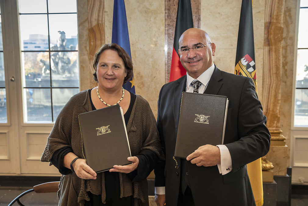 Staatsministerin Theresa Schopper (l.) und Daniel Strauß (r.), Vorsitzender des Landesverbands Deutscher Sinti und Roma (Bild: Staatsministerium Baden-Württemberg)