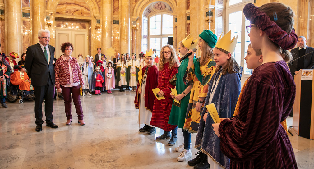 Ministerpräsident Winfried Kretschmann (l.) zusammen mit seiner Frau Gerlinde (2.v.l.) beim Sternsingerempfang im Neuen Schloss (Bild: Staatsministerium Baden-Württemberg)