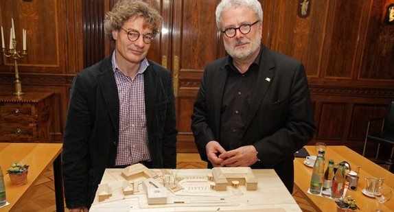 Staatssekretär Klaus-Peter Murawski (r.) und Architekt Martin Sting (l.) stehen am 4. Dezmeber 2012 in der Villa Reitzenstein in Stuttgart vor einem Modell zu den Sanierungsarbeiten im Staatsministerium.