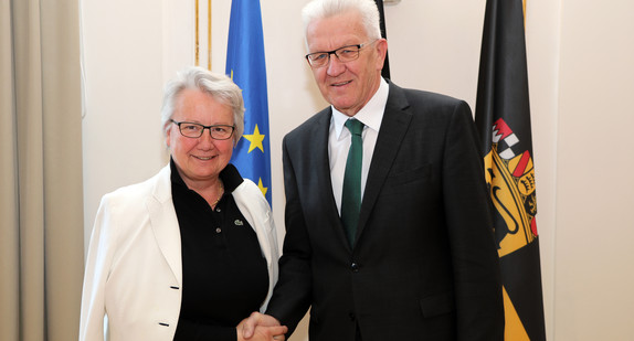 Ministerpräsident Winfried Kretschmann (r.) und die Botschafterin der Bundesrepublik Deutschland beim Heiligen Stuhl, Annette Schavan (l.)