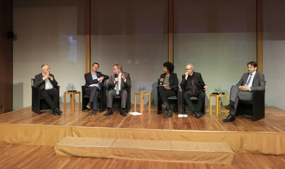 (L-R) Bundesfinanzminister a.D. und Ministerpräsident a.D. Hans Eichel, Beiratsvorsitzender des Forums ökologisch-soziale Marktwirtschaft (FÖS); Prof. Dr. Kai Niebert vom Deutschen Naturschutzring (DNR); Minister für Umwelt, Klima und Energiewirtschaft Franz Untersteller MdL; Moderatorin Sabrina N’Diaye; Dr. Christian Kastrop, Direktor wirtschaftspolitische Studien OECD; Bundestagsabgeordneter Andreas Jung (CDU)