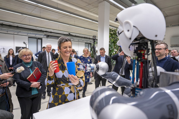 Wissenschaftsministerin Theresia Bauer (l.) und die Exekutiv-Vizepräsidentin der EU-Kommission, Margrethe Vestager (r.), im Cyber Valley in Tübingen (Bild: Staatsministerium Baden-Württemberg)