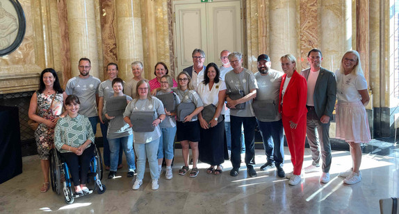 Gruppenfoto des Special Olympics Teams aus Baden-Württemberg mit Sportministerin Schopper und Sozialminister Lucha