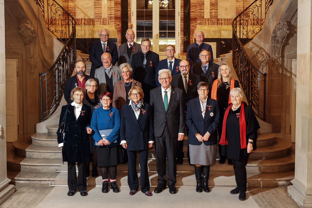 Gruppenbild mit Ministerpräsident Winfried Kretschmann (M.) und den Ordensträgerinnen und –trägern