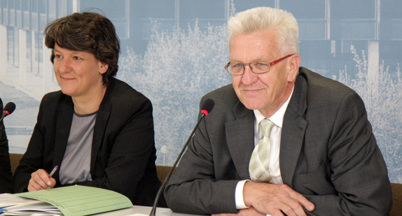 Ministerpräsident Winfried Kretschmann (r.) und Staatssekretärin Dr. Gisela Splett (l.), bei der Regierungspressekonferenz am 29. April 2014 in Stuttgart
