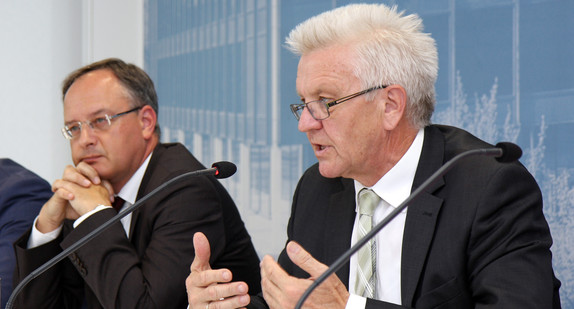 Ministerpräsident Winfried Kretschmann (r.) und Kultusminister Andreas Stoch (l.) bei der Regierungspressekonferenz