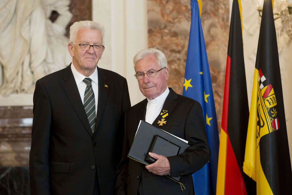 Ministerpräsident Winfried Kretschmann (l.) und Prälat Hubert Bour (r.)