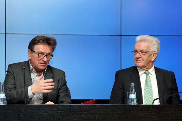 Ministerpräsident Winfried Kretschmann (r.) und der Minister für Soziales und Integration, Manne Lucha (l.), bei der Regierungspressekonferenz