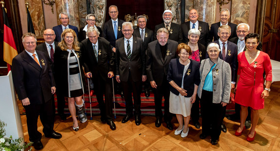 Gruppenbild mit Ministerpräsident Winfried Kretschmann (M.) und den Ordensprätendenten