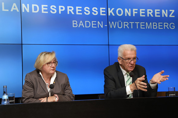 Ministerpräsident Winfried Kretschmann (r.) und Kunstministerin Theresia Bauer (l.) (Bild: Staatsministerium Baden-Württemberg)