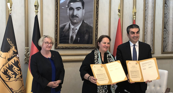 Staatsministerin Theresa Schopper (M.) und der Gouverneur des Gouvernements Dohuk, Farhad Atrushi (r.), bei der Unterzeichnung eines Kooperationsabkommens im Bereich der humanitären Hilfe mit dem Land Baden-Württemberg, daneben Wissenschaftsministerin Theresia Bauer (l.) (Bild: Staatsministerium Baden-Württemberg)