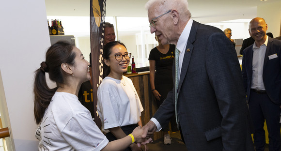 Politisches Sommerfest 60. Stallwächterparty: Aus Tradition in die Zukunft Ministerpräsident Winfried Kretschmann bedankt sich bei Auszubildende der Johann-Georg-Doertenbach-Schule Calw.