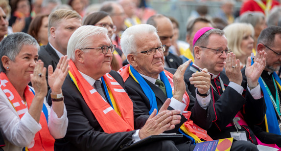 von links nach rechts: Irme Stetter-Karp, Präsidentin des Zentralkomitees der deutschen Katholiken (ZdK), Bundespräsident Frank-Walter Steinmeier, Ministerpräsident Winfried Kretschmann und Georg Bätzing, Vorsitzender der Deutschen Bischofskonferenz, bei der Eröffnung des Katholikentags