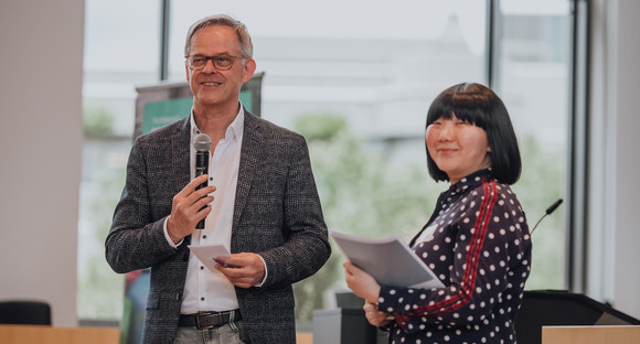 Staatssekretär Rudi Hoogvliet und Dr. Dolgor Guntsetseg, Verein der Mongolischen Akademiker e.V. bei der Übergabe des Positionspapiers