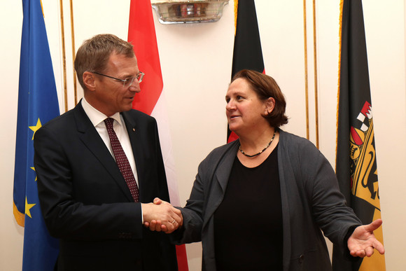 Staatssekretärin Theresa Schopper (r.) und der Landeshauptmann von Oberösterreich, Thomas Stelzer (l.)