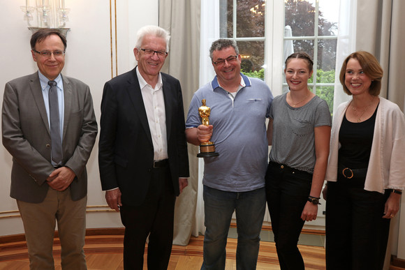 Gespräch Kretschmann empfängt Oscar-Preisträger Gerd Nefzer v.l.n.r.: Prof. Carl Bergengruen (Geschäftsführer der MFG Medien- und Filmgesellschaft Baden-Württemberg), Ministerpräsident Winfried Kretschmann, Oscar-Preisträger Gerd Nefzer mit seiner Tochter, Staatssekretärin Petra Olschowski am 23. April 2018 in der Villa Reitzenstein in Stuttgart