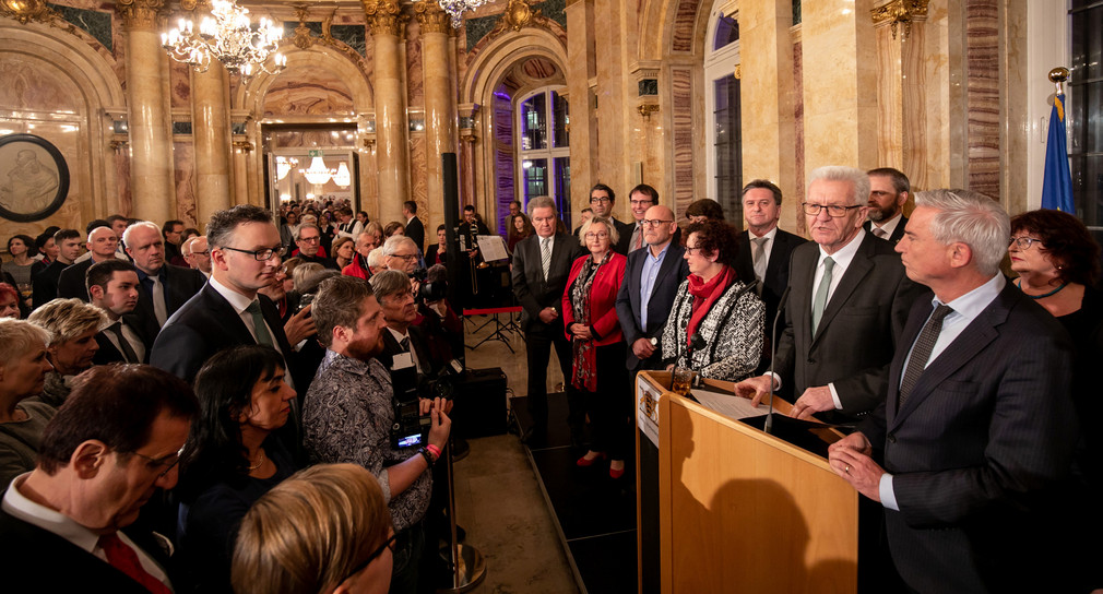 Ministerpräsident Winfried Kretschmann und Ehefrau Gerlinde mit den Mitgliedern des Kabinetts (r.) vor den Gästen (Bild: Staatsministerium Baden-Württemberg)