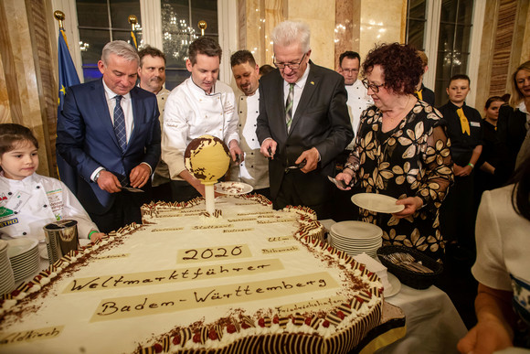 Ministerpräsident Winfried Kretschmann (2.v.r.) und Ehefrau Gerlinde (r.) sowie Innenminister Thomas Strobl (l.) beim Anschnitt einer Baden-Württemberg-Torte (Bild: Staatsministerium Baden-Württemberg)