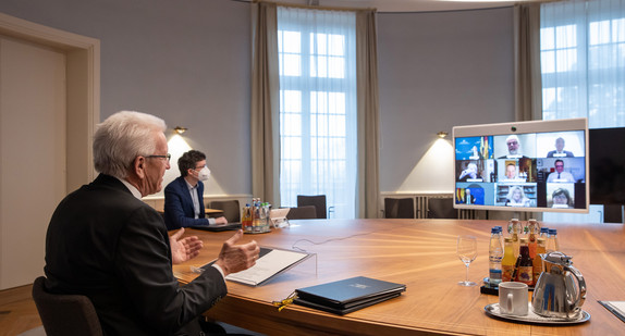 Ministerpräsident Winfried Kretschmann (l.) bei der Videokonferenz mit den Israelitischen Religionsgemeinschaften Baden und Württemberg