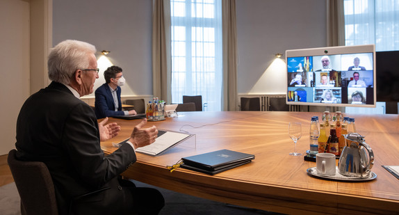 Ministerpräsident Winfried Kretschmann (l.) bei der Videokonferenz mit den Israelitischen Religionsgemeinschaften Baden und Württemberg