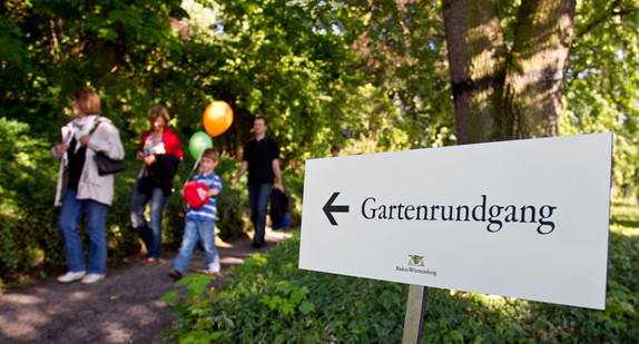 Gartenrundgang im geöffneten Park der Villa Reitzenstein, dem Sitz der Landesregierung.