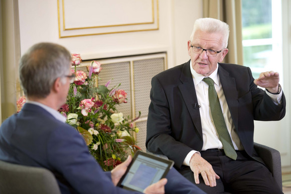 Ministerpräsident Winfried Kretschmann (r.) und Regierungssprecher Rudi Hoogvliet (l.)