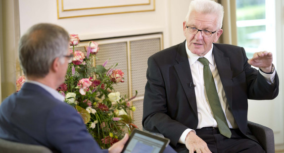 Ministerpräsident Winfried Kretschmann (r.) und Regierungssprecher Rudi Hoogvliet (l.)