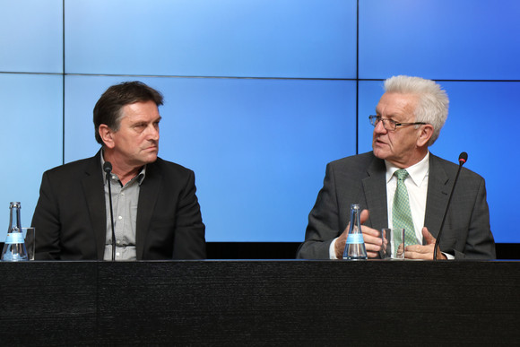 Ministerpräsident Winfried Kretschmann (r.) und Sozialminister Manne Lucha (l.)