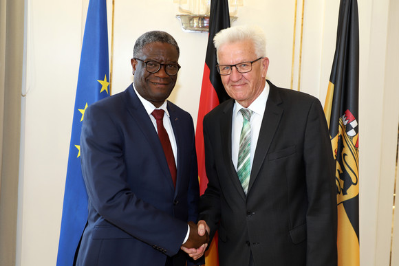 Ministerpräsident Winfried Kretschmann (r.) und Friedensnobelpreisträger Dr. Denis Mukwege (l.) (Bild: Staatsministerium Baden-Württemberg)