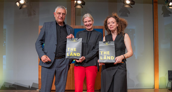 Kulturstaatssekretär Arne Braun, Prof. Dr. Marion Ackermann und Shelly Kupferberg