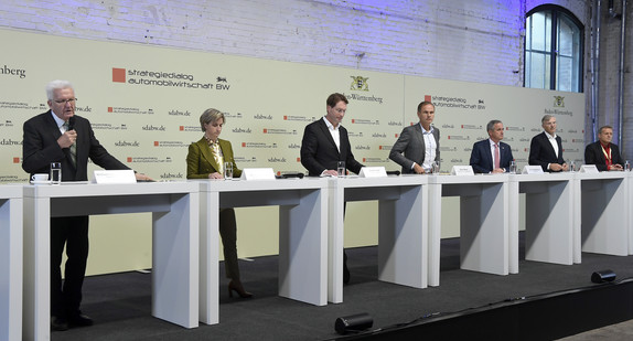 von links nach rechts: Pressekonferenz mit Ministerpräsident Winfried Kretschmann, Dr. Nicole Hoffmeister-Kraut, Ministerin für Wirtschaft, Arbeit und Tourismus, Ola Källenius, Vorstandsvorsitzender der Daimler AG und der Mercedes-Benz AG, Oliver Blume, Vorstandsvorsitzender der Dr. Ing h.c. F. Porsche AG, Dr. Frank Mastiaux, Vorstandsvorsitzender der EnBW Energie Baden-Württemberg AG, Wolf-Henning Scheider, Vorstandsvorsitzender der ZF Friedrichshafen AG, und Roman Zitzelsberger, Bezirksleiter der IG Metall Baden-Württemberg