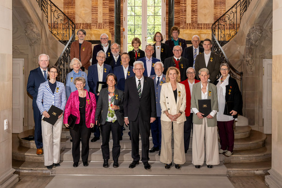 Gruppenbild mit Ministerpräsident Winfried Kretschmann (vorne, Mitte) und den Ordensprätendentinnen und Ordensprätendenten 