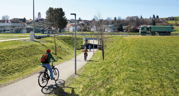 Radfahrer fahren durch eine Unterführung unter der Straße durch.