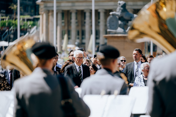 Ministerpräsident Winfried Kretschmann (Mitte) bei der Serenade des Heeresmusikkorps Ulm der Bundeswehr