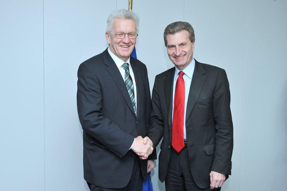 Ministerpräsident Winfried Kretschmann (l.) trifft EU-Kommissar Günther H. Oettinger (r.) am Donnerstag (02.02.2012) zu Gesprächen in Brüssel.