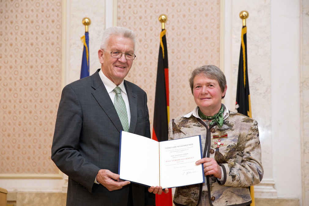 Ministerpräsident Winfried Kretschmann (l.) und Anneliese Schmeh (r.)