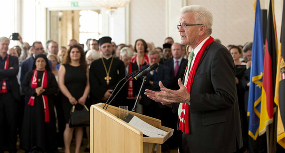 Ministerpräsident Winfried Kretschmann (r.) begrüßt die Gäste beim Internationalen Empfang der Landesregierung im Neuen Schloss.